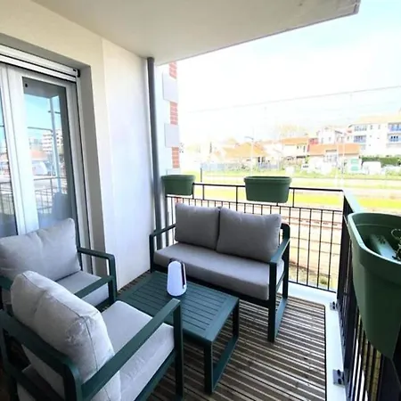 New Apt Behind Train Station Apartamento