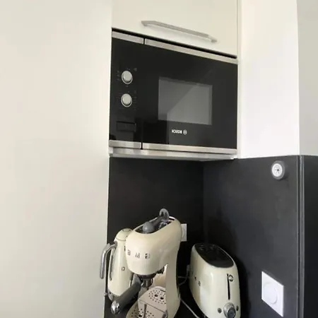 New Apt Behind Train Station Apartamento