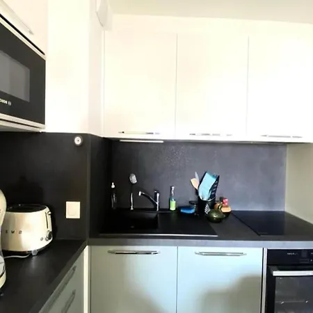 New Apt Behind Train Station Apartamento *
