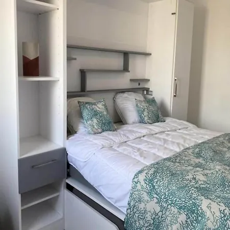 New Apt Behind Train Station Apartamento